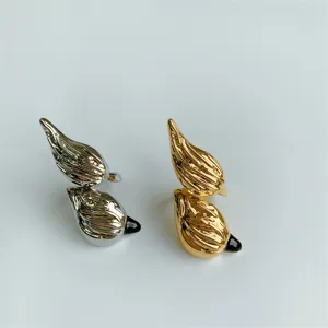 Detailaufnahme von vergoldeten und versilberten offenen Ringen mit einzigartigem Design.