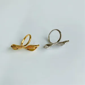 Detailaufnahme des zweifarbigen offenen verstellbaren Blattrings, Modeschmuck aus Messing.