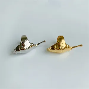 Detailaufnahme von kreativen Metall offenen verstellbaren Ringen in Silber und Gold.