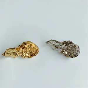 Nahaufnahme Detailansicht der metallischen Rosenblatt offenen verstellbaren Ringe in Gold.