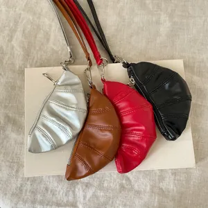 Vista dettagliata del portamonete retro mini croissant di tendenza con cinturino vari colori.