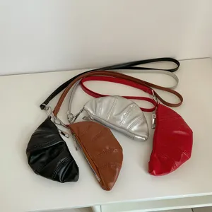 Vista dettagliata del mini borsellino croissant, borsa portachiavi in pelle PU con tracolla.