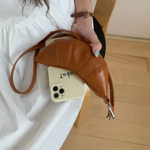 Mini borsa croissant in pelle PU marrone, piccola pochette vintage e elegante accessorio da collana.
