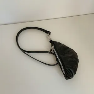 Piccola mini borsa croissant in pelle nera, portamonete vintage elegante per donna moda.