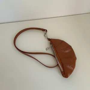 Mini portamonete croissant vintage, borsa a tracolla in pelle PU e collana alla moda.