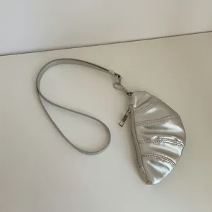Borsa mini portamonete a croissant metallica argentata collana carina chic di tendenza