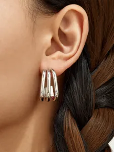 Pendientes de aro geométricos multicapa plateados para mujer, detalle de estilo minimalista.