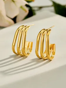 Pendientes de aro C cuadrados multicapa chapados en oro de 18k estilo minimalista detalle chic.