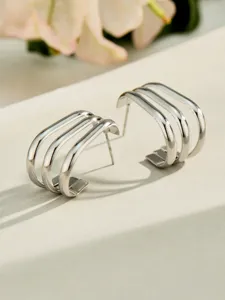 Pendientes de aro C cuadrados multicapa plateados vista detallada elegante.
