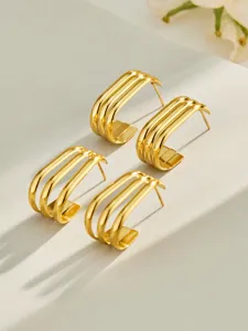 Detalle de los pendientes de aro C en capas de acero inoxidable chapado en oro de 18k.