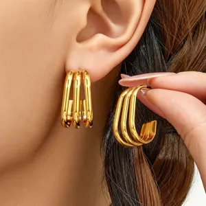 Pendientes de aro cuadrados multicapa chapados en oro de 18K para mujer, vista de oreja