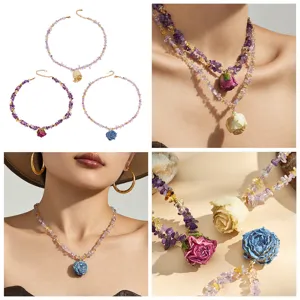 Detailansicht der Harz Rosen Anhänger Kristall Splitter Halskette, Boho Stil 18k Goldschmuck.