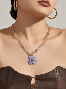 Natürliche Kristallstein-Perlenkette mit zartem Harzblumen-Anhänger, stilvoll und elegant.