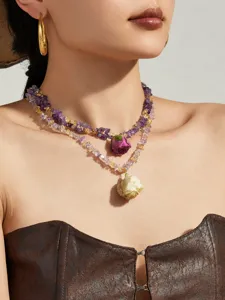 Zarte doppellagige Kristall-Splitter Kette mit getrocknetem Rosenanhänger, elegantes Schmuckstück.