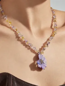 Kristall-Splitter-Halskette mit Harzblumen-Anhänger Detail, elegantes Design für Damen.