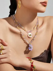 Kristall Perlen geschichtete Halskette mit Harz Blume Anhänger und Gold Ohrringe Set für Frauen.