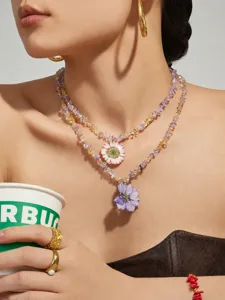 Zweilagige natürliche Kristallperlen Halskette mit Harzblumen Anhänger, vergoldeter Schmuck Damen.