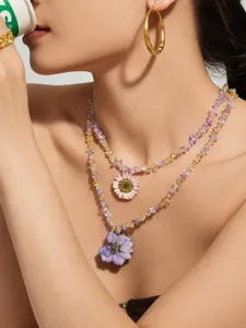 Natürliche Kristallkette mit Harzblumen Anhänger 18k vergoldete Schmuckstücke für Damen.