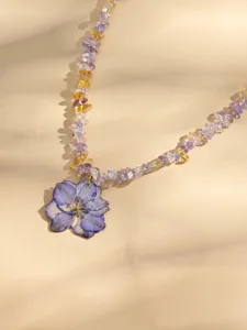 Naturkristall Splitter Halskette mit Harz lila Blumen Anhänger Damen Detailansicht.