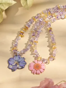 Natürliche Kristall-Chip-Perlen-Halskette mit Harzblumen-Anhänger elegante Damenschmuck