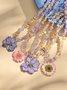 Kristallsplitter Perlenhalskette mit Harz gepressten Blumen Anhänger, modischer Damenschmuck.