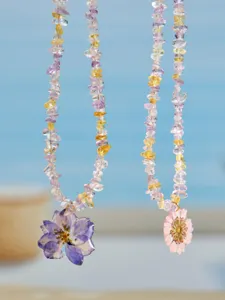 Natürliche Kristallsplitter Perlenkette mit Harz gepressten Blumen Anhänger, schicker Schmuck.