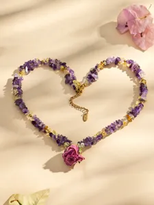 Halskette aus natürlichen Kristallsplittern mit Harzrosenanhänger und vergoldeter Edelstahlkette.