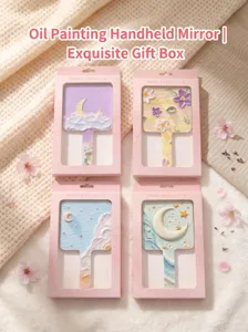 Detailopname van draagbare make-upspiegel in olieverfstijl in roze geschenkdoos, prachtig.