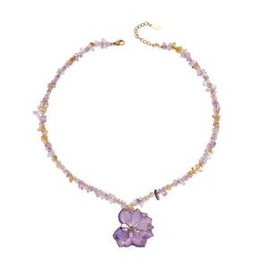 Natürliche Kristallperlen Halskette mit lila Harzblumen Anhänger und vergoldeter Kette.