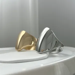 Minimalistiko metaliko evry daktylidi geometrikou schematos se chryso kai asimi topothetesi.