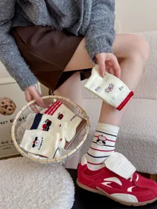 Niedliche Katzen Socken für Damen, süße gestreifte Baumwollsocken im Studentenstil.