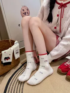 Niedliche weiße Damensocken mit roter Spitzenborte und süßen Stickmustern für den täglichen Look.