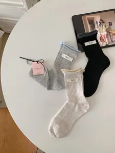 Lässige gestreifte Mittelschlauch-Baumwollsocken für Damen mit modischen Kontrastbündchen.