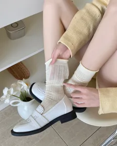 Detailansicht der ultradünnen Netz-Wadenstrümpfe mit zartem Rollrand-Design für Damen.