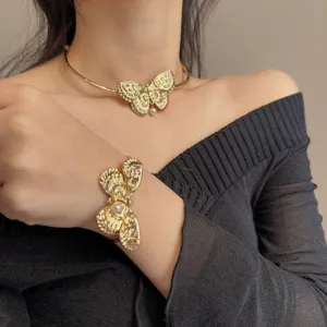 Prachtige zware metalen vlinder choker halsketting en armband set met retro parel hanger detail.