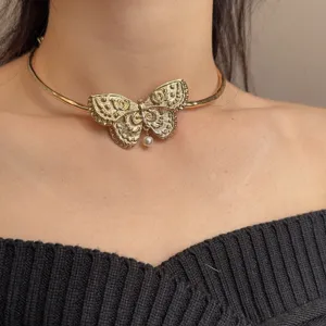 Vintage gouden vlinder choker halsketting met elegante parel hanger voor vrouwen