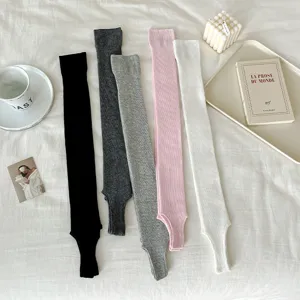 Detailansicht verschiedener Strick-Stirrup-Beinlinge in sanften Farben für den Sommergebrauch.
