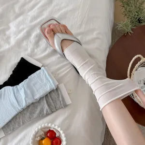 Weiße Stulpen mit gerollter Kante, dünne Sommersocken im Ballett-Stil, süße graue lange Slouch-Socken.