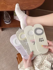 Nahaufnahme niedlicher japanischer Schleifen-Socken, weicher Baumwollstoff, bequeme Passform.