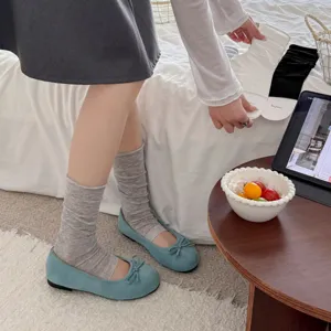 Graue knit Stulpen und blaue Ballerinas Detailansicht, süße modische Socken für den Alltag.
