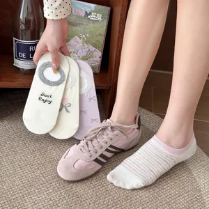 Nahaufnahme von Baumwoll-Bootssocken mit süßen Schleifen und japanischem Stil für den Alltag.