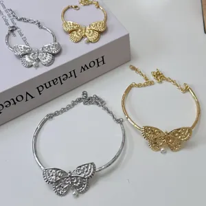 Retro metaal vlinder choker halsketting en armband set met parel, elegante stijl.
