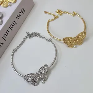 Vintage heavy metal vlinder choker ketting en armband set met parel hanger voor vrouwen chic.