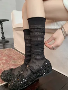 Schwarze transparente Mesh-Wadenstrümpfe Detail, leichte atmungsaktive Socken Frühling.