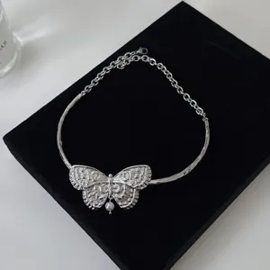 Zware metaal koude stijl vlinder choker ketting met vintage parel hangend detail.