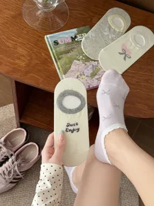 Nahaufnahme von süßen japanischen Schleifensocken, atmungsaktive Sommersöckchen Details.