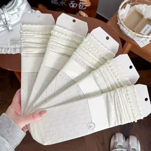 Chaussettes slouch en dentelle blanc creme pour femmes, coton respirant style ballet d'ete.