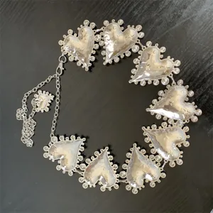 Silberne Metall Herz Taillenkette Detailansicht, retro Vintage Stil Guertel fuer Kleider.