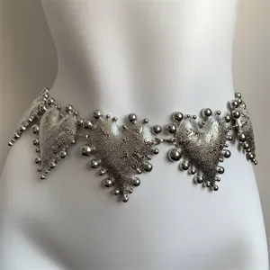 Silberner Metall Herz Kettengürtel Detailansicht, vintage klobiges Taillenaccessoire für Kleider.