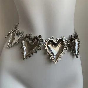 Silberne Metall Herz Taillenkette Detailaufnahme, Vintage Stil Kettengürtel für elegante Kleider.
